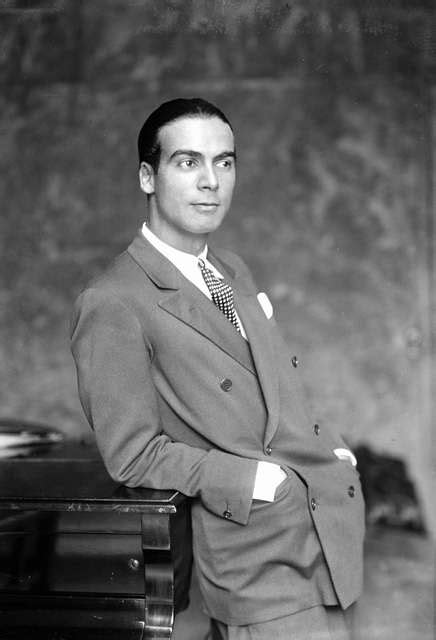 cristobal balenciaga biography.